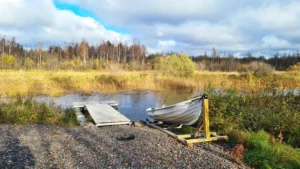 Laituri ja kylän yhteinen soutuvene